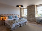 Spacious bedrooms and exposed walls Spacious bedrooms and exposed walls